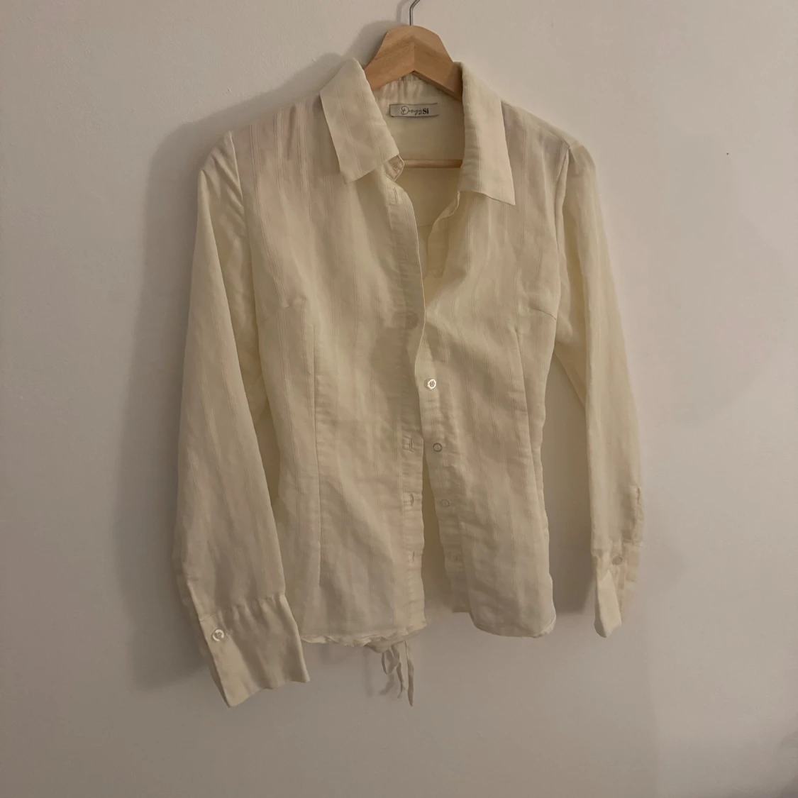 Beige skjorta från design by si