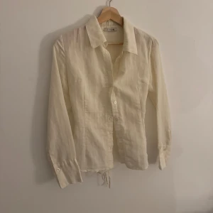 Beige skjorta från design by si - Snygg beige skjorta från design by si💕