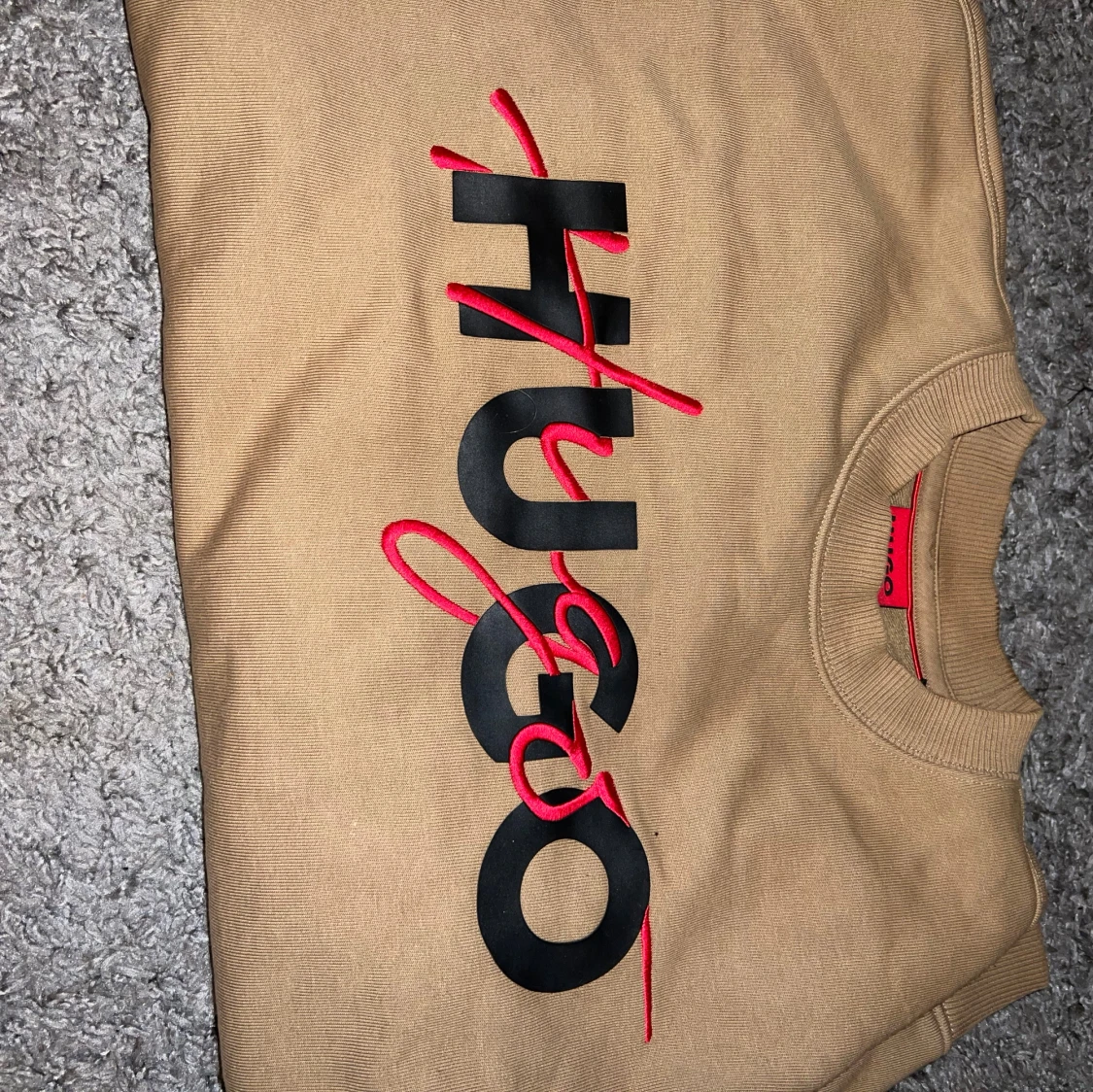 Beige sweatshirt från Hugo med logga - 1
