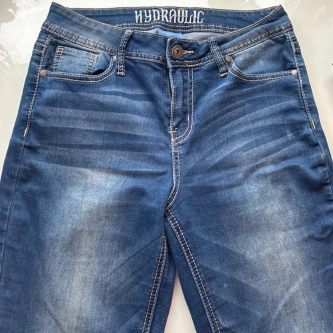 Blå Hydraulic jeans med broderad ficka - 1