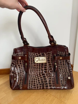 Äkta Gilda Tonelli läder väska - Äkta Gilda Tonelli läder väska som tyvärr inte kommer till användning, jättefint skick och stor nog att ha dator osv i. Väldigt fin väska.