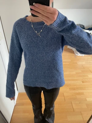Stickad tröja  - Fin stickad tröja från Vero Moda i storlek XS. Den har ett litet hål på framsidan (skriv privat för bild), men det är inget man tänker på