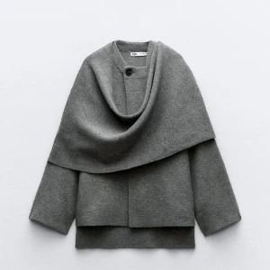 Grå kappa - Zara - Säljer min gråa virala kappa från Zara. Använd endast ett fåtal gånger och är i nyskick. Perfekt för höst och vinter! 