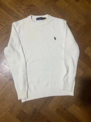 Vit stickad tröja från Polo Ralph Lauren - Snygg tröja som är aldrig använt eftersom jag gillar inte dom ljusa färgerna och tröjan har inga skador eller liknande 