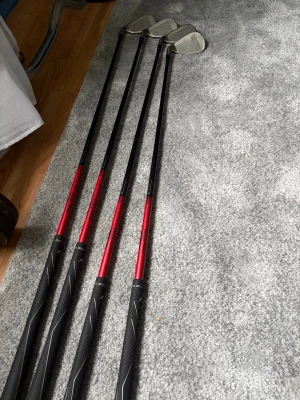Callaway Edge R Flex Järnset - Snyggt set med 4 Callaway Edge järnklubbor med R Flex-skaft. Klubbhuvuden och grepp i fint skick. Det är 6,7,8 och pitch tyvärr ingen 9a med