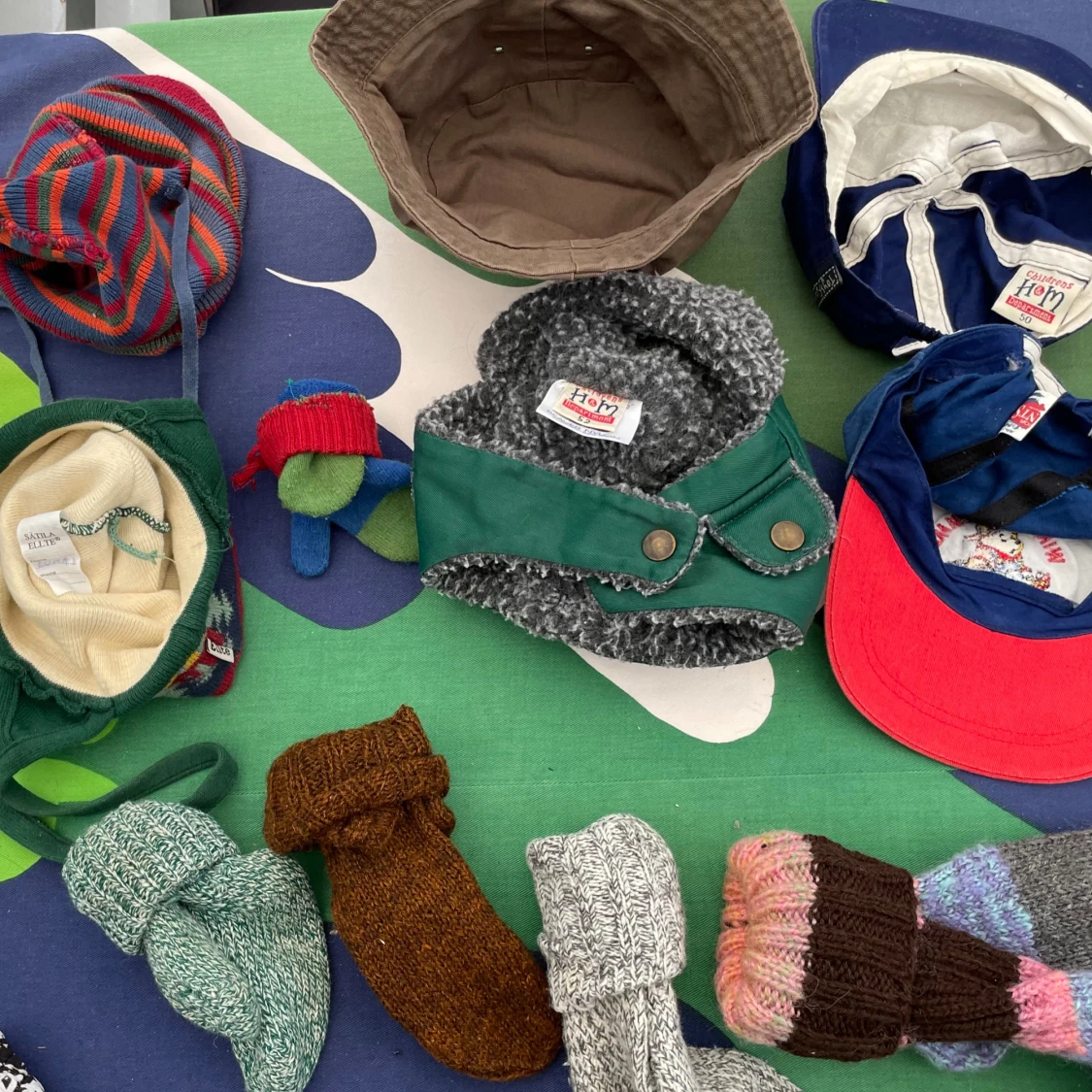 Barn mössor, kepsar stl 50-52 och raggsockor - 4