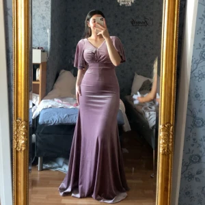 Klänning  - Klänning i sammet material , så mjuk och skön samtidigt som den formar din kropp. Perfekt till bal och festklänning och brölllp. Jag är 160 cm för jämförelse, bilden är tagen utan klackar. 