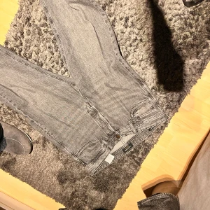 Grå jeans - Snygga grå jeans från Jack and Jones  i relaxed fit med raka ben och klassiska fem fickor. Jeansen har en cool tvättad look och är tillverkade i slitstarkt denim. Passar dig som gillar en avslappnad stil och vill ha lite extra utrymme i benen.