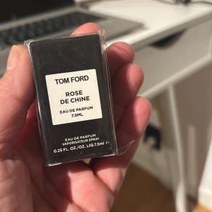 Tom Ford Rose De Chine 7.5ml - Tom Ford Rose De Chine Eau de Parfum, 7.5ml. Ingredienser: alkohol denat., parfym, vatten, limonene, linalool, coumarin, geraniol, citral, med flera. Tillverkad i USA. Perfekt storlek för att ta med överallt.
