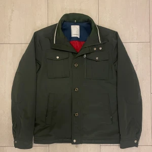 J.LINDEBERG FIELD JACKA - Tjena! Säljer denna J.Lindeberg Field Jacka i riktigt fint skick✔️Storlek M✔️ Nypris 3600kr✔️ Skriv vid minsta fundering✔️