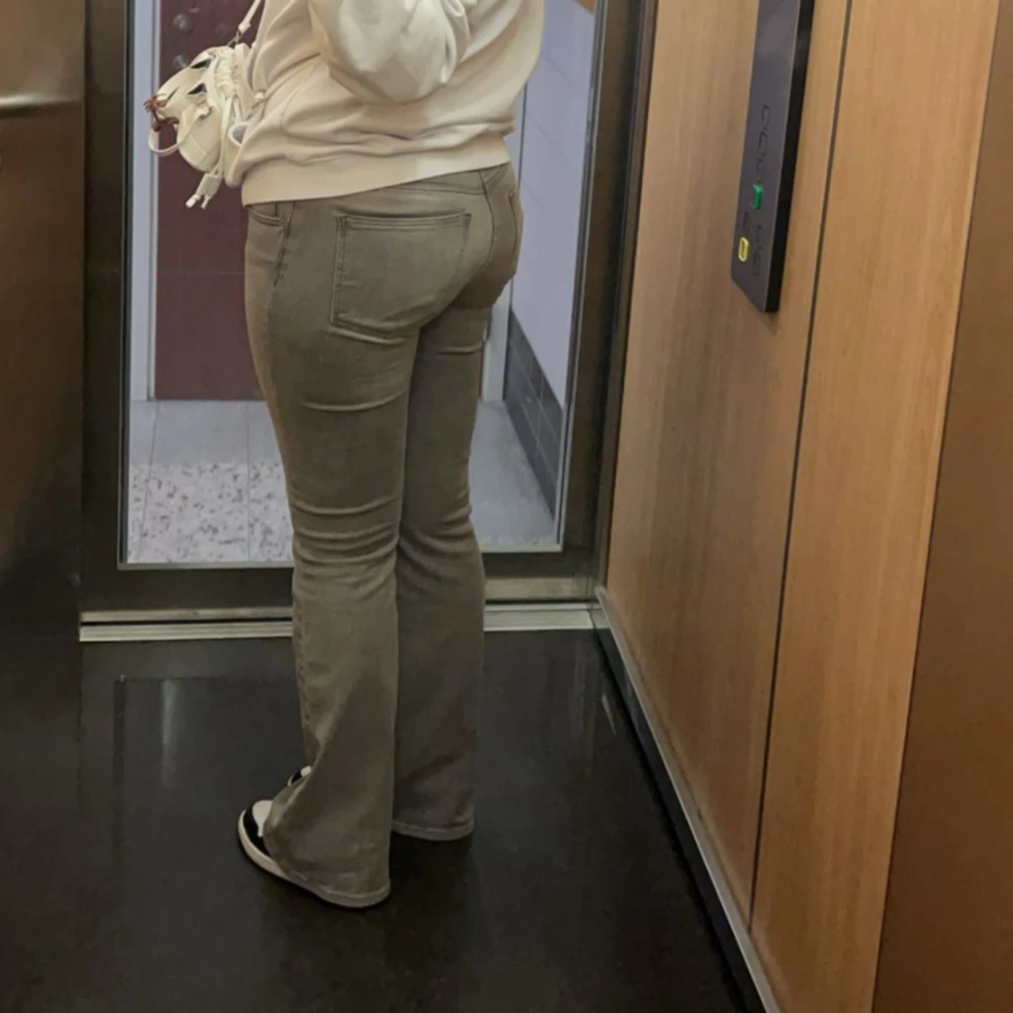 Grå bootcut jeans med normal passform - 1