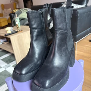 Agnes Cecilia boots - Säljer ett par svarta boots i skinn med chunky klack. Använd ca 2 gånger. Äkta läder.