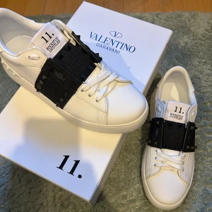 Valentino Rockstud Skor - Unika Valentino Rockstud med svart tygmaterial. Använda fåtal gånger, alla tillbehör ingår. 