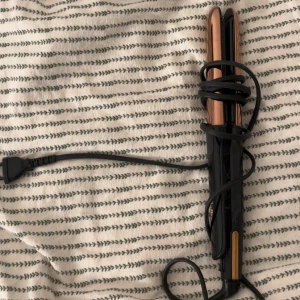 BaByliss Plattång - BaByliss plattång med keramiska plattor i kopparfärg. Sladd och hölje i gott skick, inga synliga defekter eller slitage. Perfekt för att skapa slätt och glansigt hår. Enkel att använda med på/av-knapp. Passar både hemma och på resan.  Säljer min babyblissplattång som nypriset ligger på 699kr. Den är i bra skick och funkar perfekt 