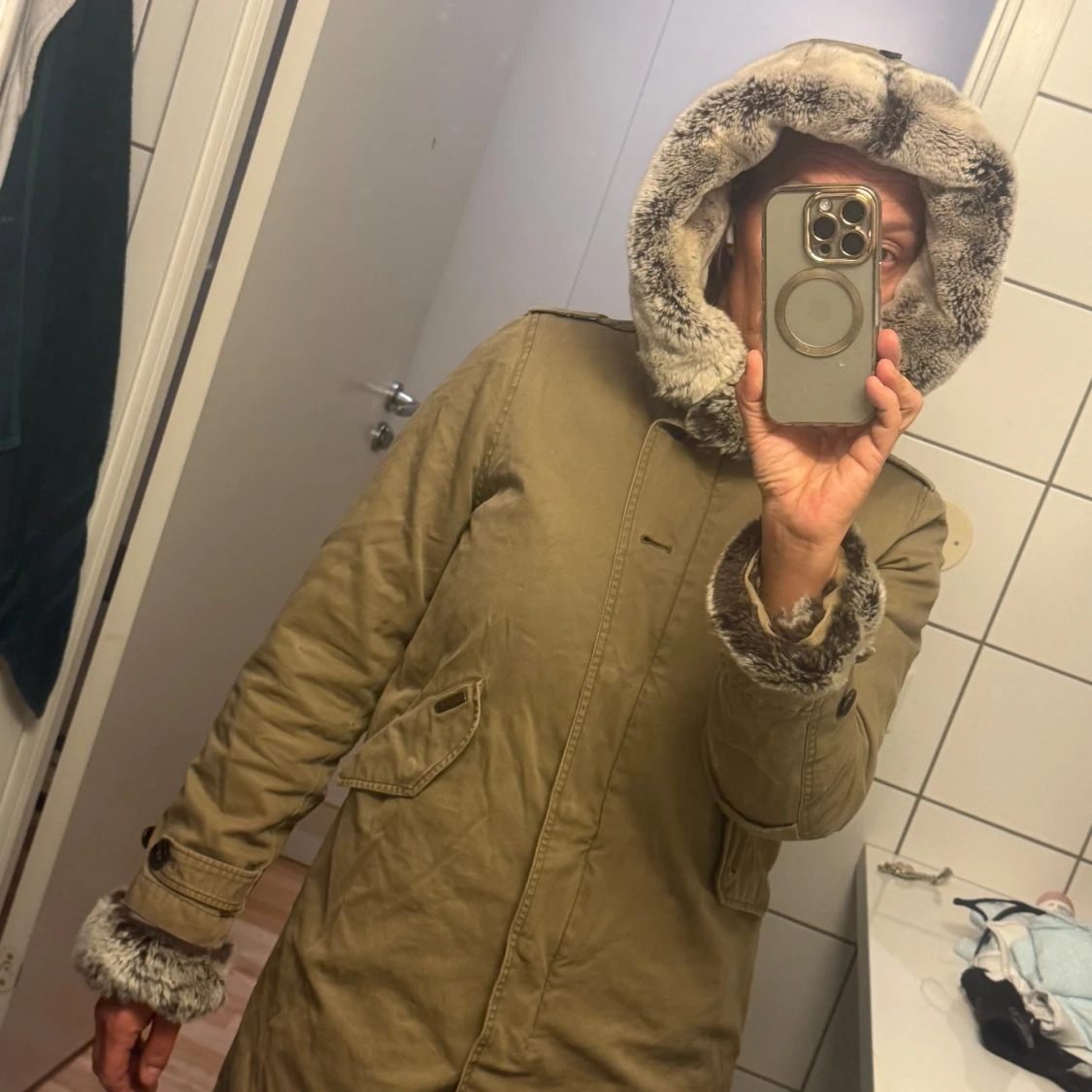 Beige parkajacka med fuskpäls