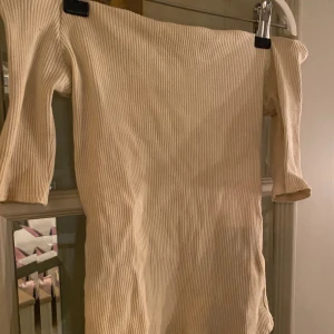 Beige ribbad topp - Beige ribbad topp, kortärmad