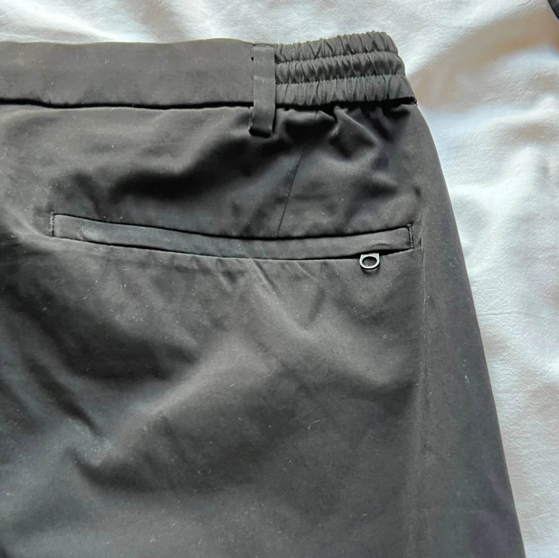 Svarta tapered byxor med snörning - 3