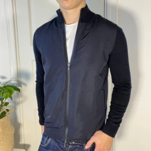 Massimo Dutti cardigan M - Massimo Dutti cardigan M i en riktigt fin passform. Inga defekter! Modellen bär M och är 180 cm 75 kg. Stickad runt hela tröjan förutom där fram. Kom med frågor! Inte super tjock men funkar perfekt med en hoodie under tex! 