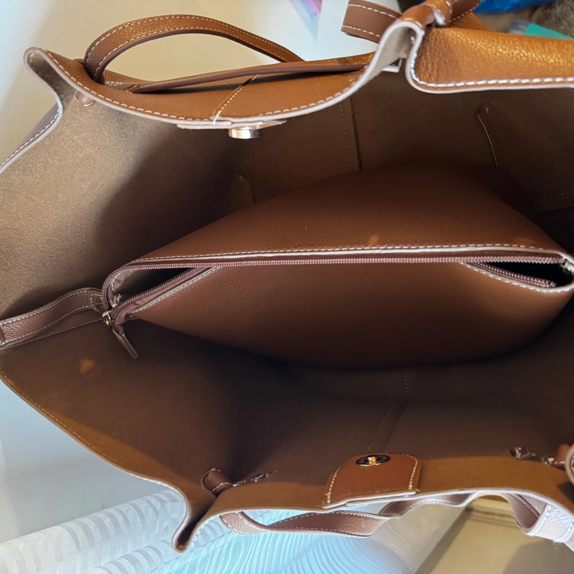Brun axelväska i skinn med gulddetalj - 4