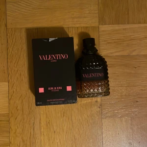 Valentino born in Roma 95/100ml  - Tjena säljer nu min valentino parfym för jag behöver pengarna och använder så sällan. Letar efter snabb affär och priset är diskuterbart 