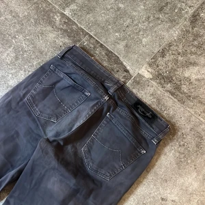 Jacob Cohen Jeans - Tja! Säljer mina riktigt schyssta jacob cohens, står strlk 27 men passar 28👏 Skriv ifall ni har några frågor🫡
