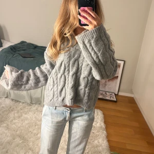 Gråstickad tröja  - Gråstickad tröja ifrån bikbok, nypris runt 500, nästan aldrig använd. Storlek S. Passsr mig som är runt 160💕