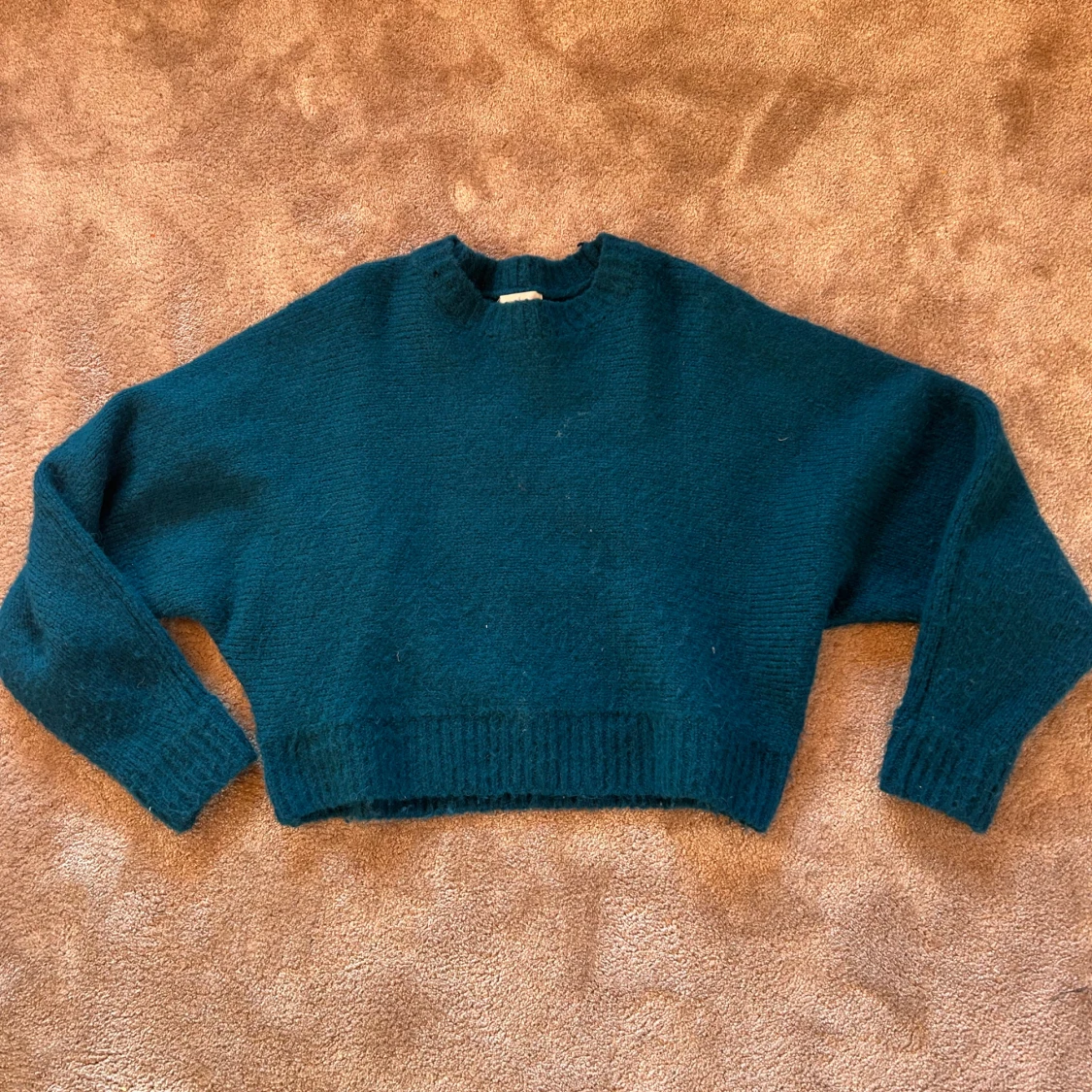 Mörkblå stickad croppad tröja