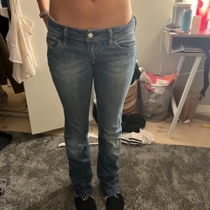 Diesel jeans  - Super snygga low waist jeans. W26 L34. Innerbenslängd 75cm och midjemått 37cm💕