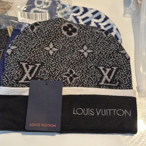 Svart grå mössa - Helt nytt skick, kommer med prislapp