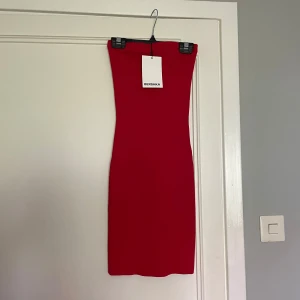 Röd klänning - Snygg röd, kort, tajt tubklänning från Bershka som sitter smickrande på kroppen och passar både till vardags o till fest❤️aldrig använd.
