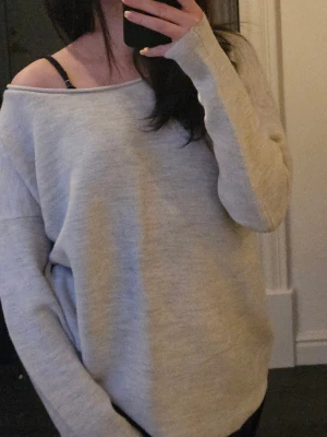 Grå tröja från Wera🎀💕 - Fin grå tröja ifrån Wera i nyskick! Gjord av 80% bomull och 20% Akryl vilket gör det jätte mjuk och skön. Storleken är M-L och är lite oversized. Den har en rakpassfrom. Kom gjärna med bud🎀