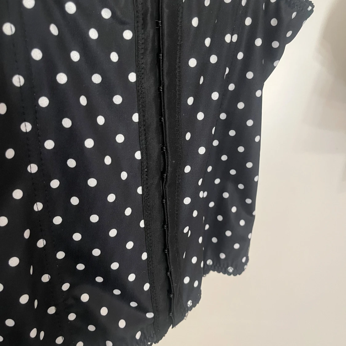 Svart korsett-topp med vita prickar - 1