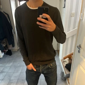 Mörkgrå tröja från Dressmann M - Dressman sweatshirt, skick, som ny!, använd men inga defekter eller inget annat. Skriv vid funderingar