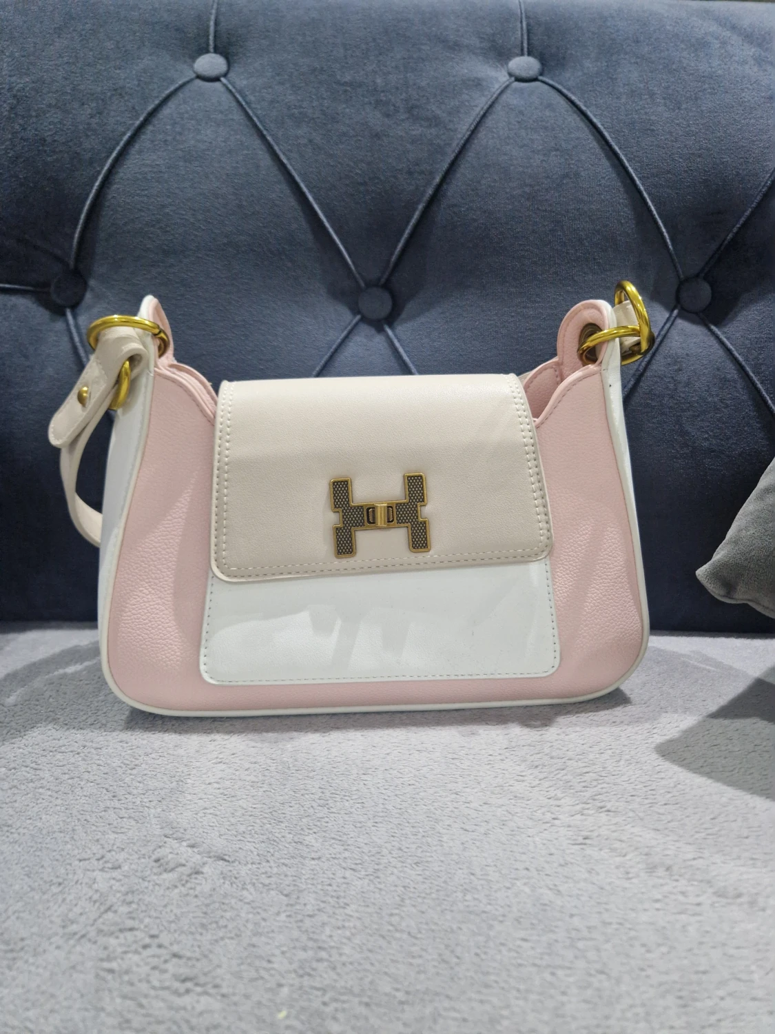 Vit och rosa axelväska med H-spänne