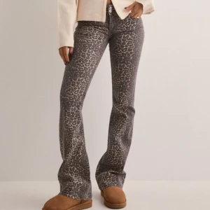 Leopardmönstrade bootcut jeans - Snygga jeans med leopardmönster från Nelly. Använda max 2 gånger. Priset kan diskuteras vid snabb affär!🤗köpta för 699 säljer för 300.