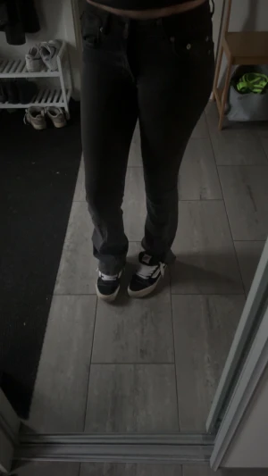 Svarta jeans  - Säljer ett par svarta jeans, de står att de är lågmidjade men inte mycket. 