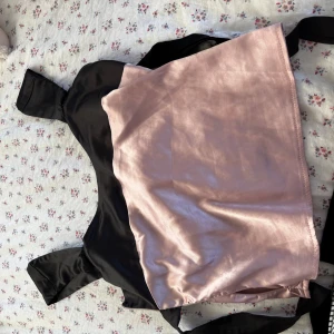 Rosa och svart blus i satin - Fins satin top 