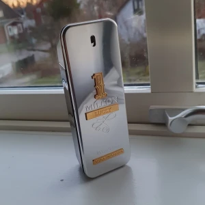 1 Million Lucky 200ml EdT -   Säljer en 1 Million Lucky  – Eau de Toilette 200ml En fräsch men samtidigt söt och lyxig herrdoft från Paco Rabanne. Plommon, hasselnöt och honung blandas med träiga toner som gör den både unik och väldigt omtyckt. Perfekt för både vardag och kväll!  Flaskan är i fint skick och doften är äkta. Säljes då jag inte använder den längre. Köptes förra året men har inte används så mycket därav vill jag bli av med den. Runt 160-180cl kvar svårt att uppskatta. Pris ej hugget i sten