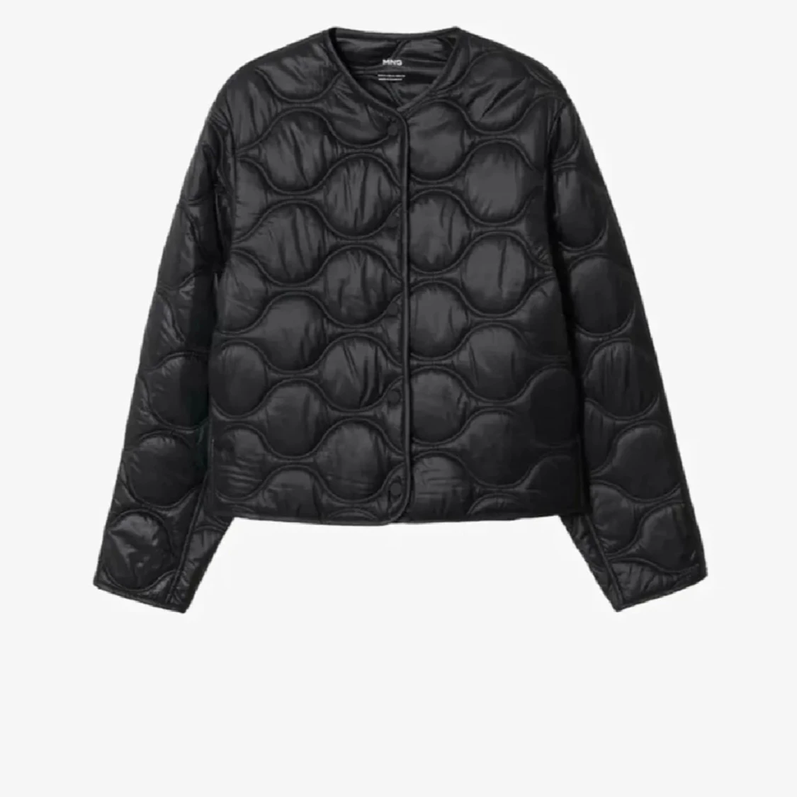 Svart quiltad pufferjacka från Mango