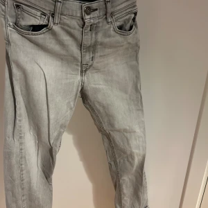 Replay Jeans - Tjena, säljer nu mina Replay jeans. Dom är i bra skick och sitter bra på dom i längden 165-175cm👌✌️