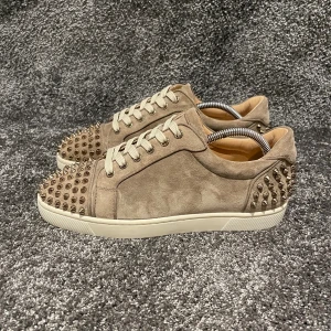 Christian Louboutin Skor - ‼️VI TAR EJ BYTEN‼️Christian Louboutin Skor | Skick: 9/10 | Storlek 40 sitter större 41/42EU | ingår skopåse & nya snören vid köp. | Fraktar inom 24H efter köp på köparens bekostnad 📦💨 | Hör av dig vid minsta fråga eller fundering 💭