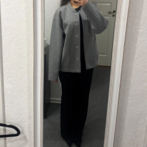 Grå jacka - Grå oversized jacka från Gina tricot. Aldrig använd. Har resår nertill. 