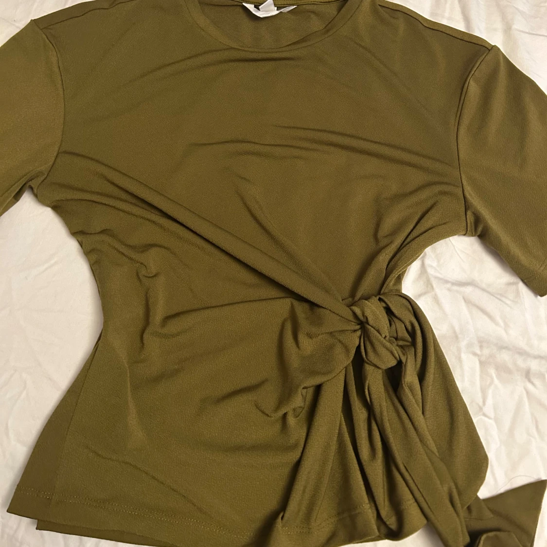 Olivgrön topp med knyt i midjan - 1