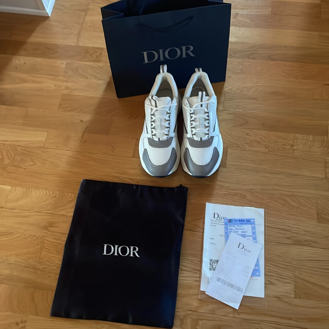  vita Dior b22 skor - 1