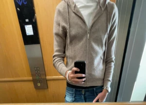 Beige zip hoodie merino ull - Säljer en tvär fet beige merino ull zip hoodie. Hoodien har storleken S. Säljer för att den är något för liten för mig. Vid fler frågor och funderingar är det bara att höra av sig. Pris ej hugget i sten.