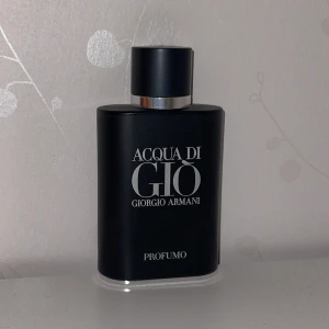 Acqua di gio profumo - Kan beskrivas som en utav de bästa desiger parfymerna för herr genom tiderna. En ren, frisk och djup maskulin doft. Priset på denna doft kommer fortsatt öka. Söker du en bra möjlighet till att äga denna doft så är detta perfekta tillfället. Kommer i en full 75ml🌊