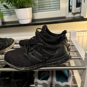 Svarta Adidas Ultraboost sneakers - Svarta Adidas Ultraboost storlek 42
