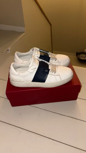 Valentino Garavani Open sneakers vit/blå - Säljer ett par Valentino Garavani Opens i storlek 42, skorna är i bra skick och har inte några större defekter. Pris kan diskuteras 