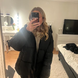 Puffer jacka - Jätte skön till vintern! Den har lite sminkfläckar vid kragen men går nog bort om man vill💓Jackan är mer som S-M än xs