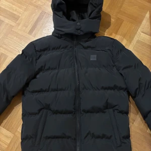 Vinterjacka - Säljer min brors jacka, helt oanvänd utan prislapp och är i ett mycket bra skick! Varm jacka som håller kylan, barn storlek 158/164 år.